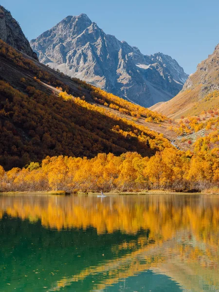 Jezero Horách Průzračnou Vodou Podzimními Stromy — Stock fotografie
