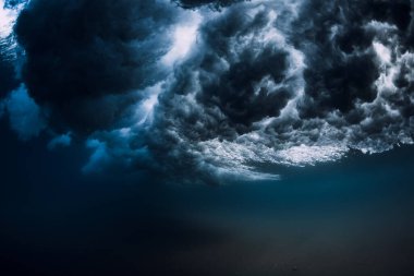 Okyanus gücü dalgası ve varil mavi su ile su altında.