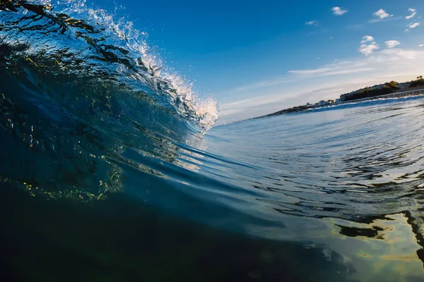 Onda Vítrea Perfeita Mar Bater Onda Surf Céu Azul — Fotografia de Stock