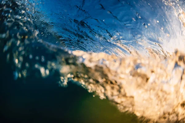 日の出や日没の光と水中のバレル波 — ストック写真