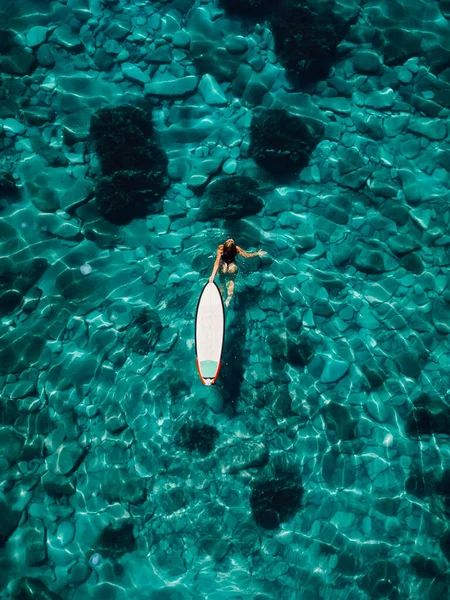 Surfeuse Nager Avec Planche Surf Dans Océan Tropical Turquoise Vue — Photo