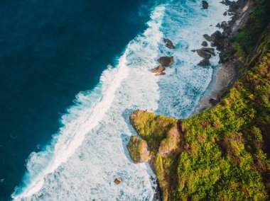 Okyanus dalgalarının ve kayalık kıyı şeridinin havadan görüntüsü