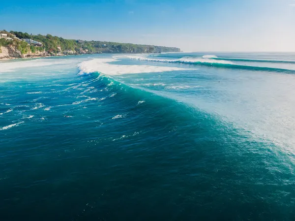 Vista Aérea Bali Con Surfistas Olas Barril Turquesa Océano — Foto de Stock