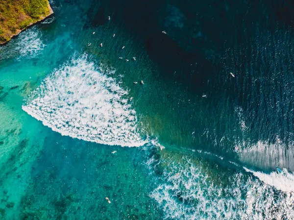 Τυρκουάζ Ωκεανός Κύματα Και Surfers Στο Μπαλί Εναέρια Βολή — Φωτογραφία Αρχείου