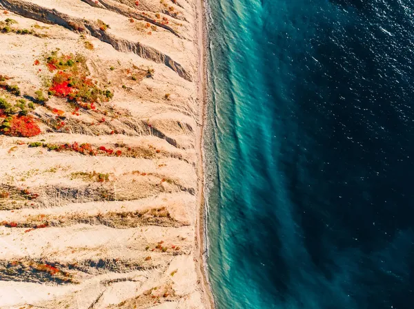 Αεροφωτογραφία Βραχώδους Βράχου Και Γαλάζιας Θάλασσας — Φωτογραφία Αρχείου