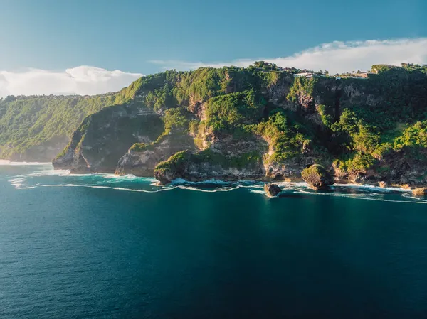 Increíble Acantilado Verde Océano Isla Bali Vista Aérea Del Dron —  Fotos de Stock