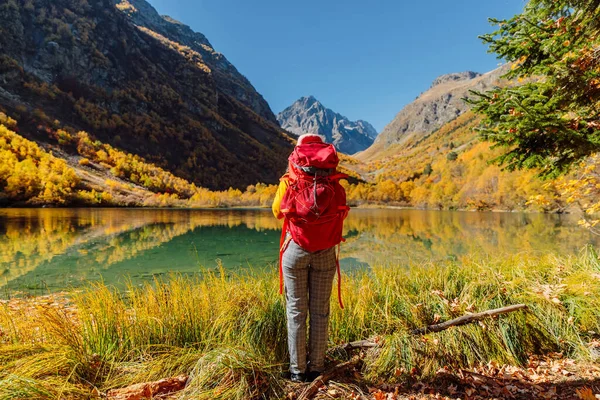 Mujer Excursionista Mira Lago Las Montañas Otoñales Lago Montaña Mujer —  Fotos de Stock