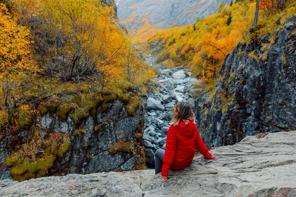 Βουνά Και Φθινοπωρινά Δέντρα Τουριστική Γυναίκα Κόκκινο Μπουφάν Βράχο — Φωτογραφία Αρχείου
