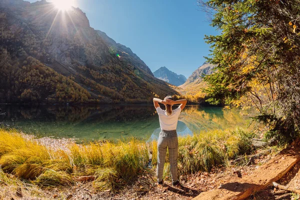 Mujer Excursionista Disfrutar Lago Las Montañas Otoñales Lago Montaña Chica —  Fotos de Stock