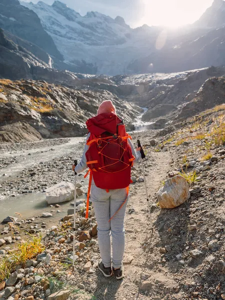Senderista Mujer Deportiva Con Mochila Bastones Trekking Las Montañas Alpinas —  Fotos de Stock