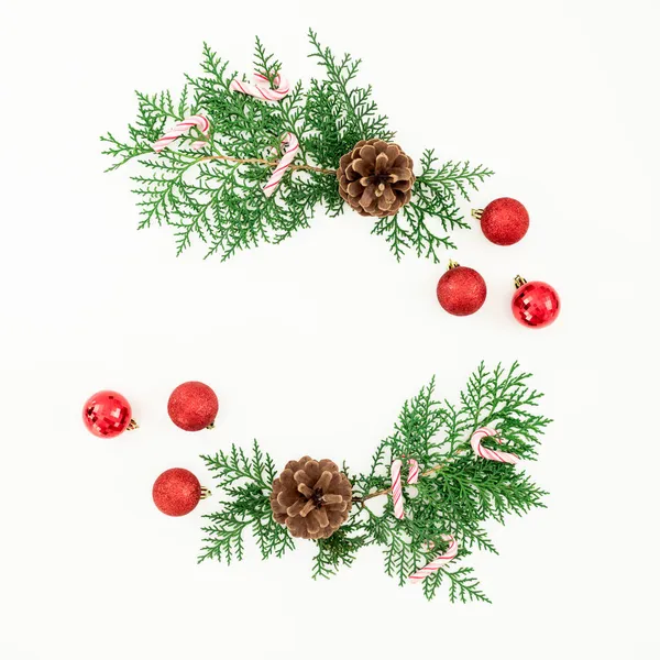 白い背景に緑の枝と赤いボールとメリークリスマスのフレーム組成 フラットレイアウト トップビュー — ストック写真