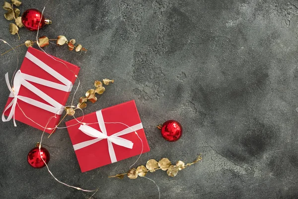 黄金の枝 贈り物や暗い上の装飾とクリスマスの組成 — ストック写真