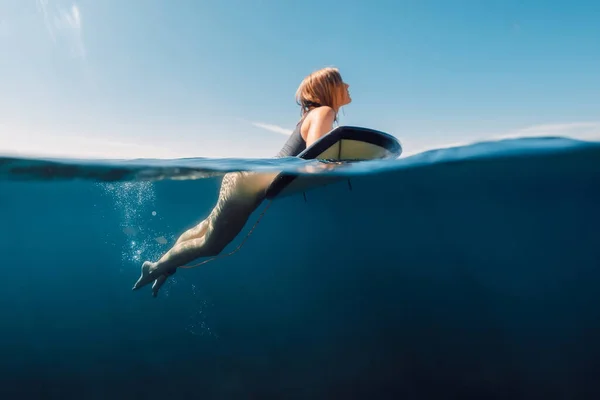 Sporty Surfing Girl Sexy Bikini Surfboard Split View — Stock Photo, Image