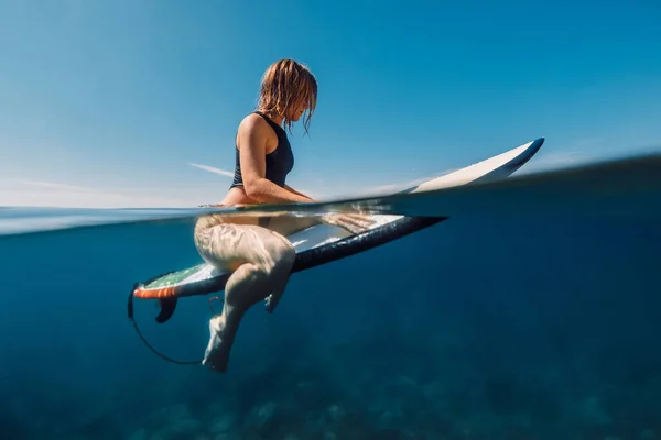 Солнечный День Привлекательной Девушкой Серфингисткой Ожидающей Волн Доске Серфинга Океане — стоковое фото