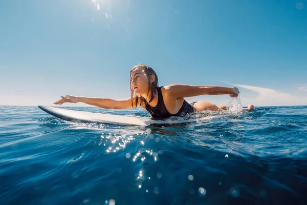 Surf Girl Remo Prancha Surf Mulher Surfista Atraente Oceano Dia — Fotografia de Stock