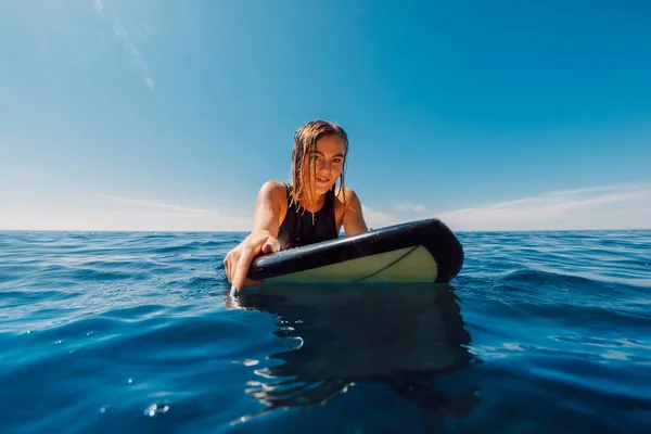 Retrato Surfista Prancha Mulher Loira Bonita Olhar Para Câmera Durante — Fotografia de Stock