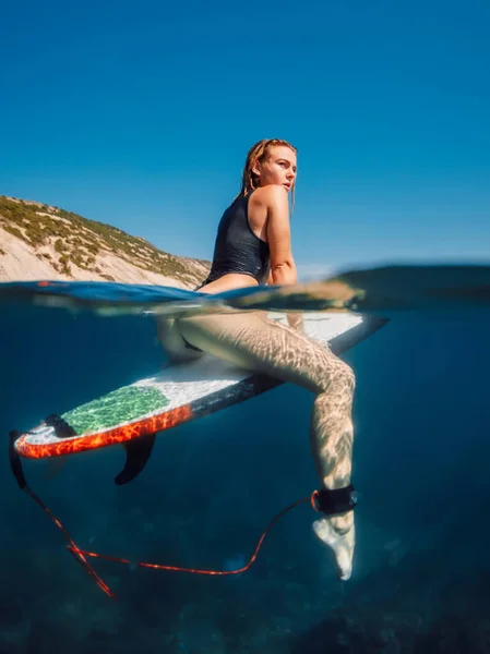 Mujer Surfista Sexy Tabla Surf Océano Azul Vista Dividida —  Fotos de Stock