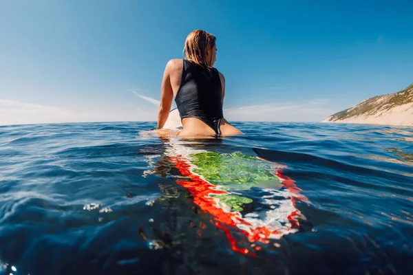 サーフボードとセクシーなビキニで美しいサーフィンの女の子 ウォータースポーツライフスタイルと夏休み — ストック写真