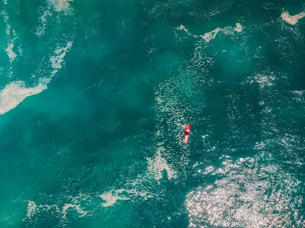 Okyanusta Büyük Dalga Sörfçüsü Dalgayı Bekliyor Hava Görünümü — Stok fotoğraf