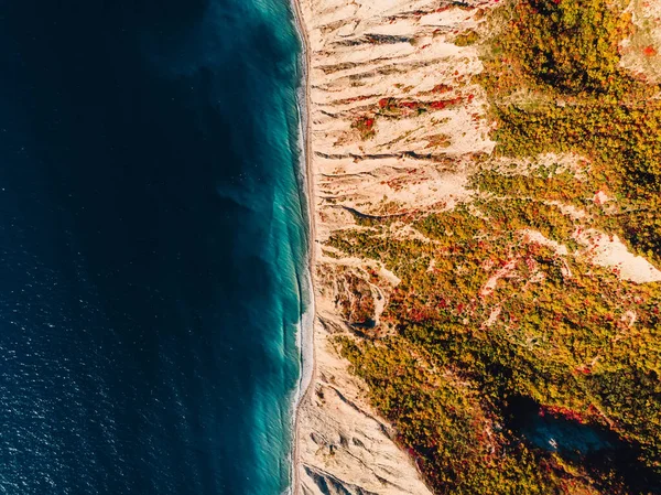 Vista Aérea Costa Rochosa Com Penhasco Mar Com Ondas — Fotografia de Stock