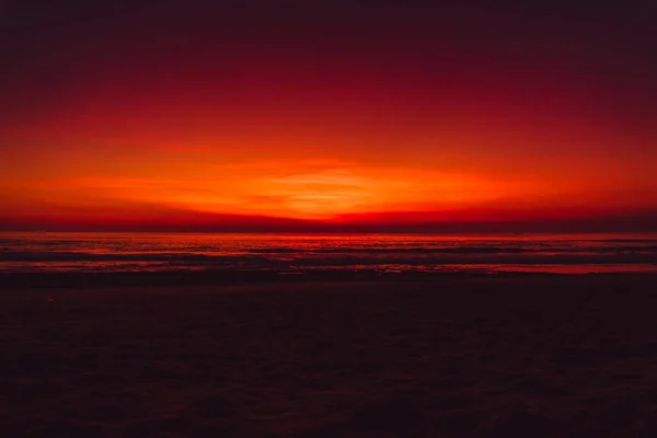 Цветное Красное Яркое Небо Закатом Восходом Солнца Берегу Океана — стоковое фото