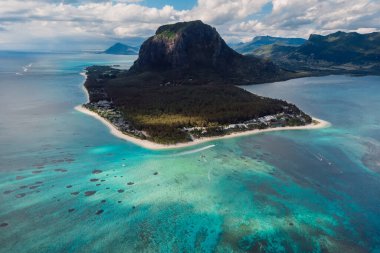 Mauritius 'ta Le Morne dağı ve okyanusu olan tropik bir ada. Hava görünümü
