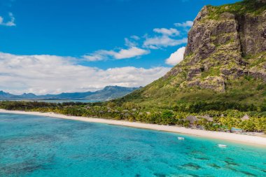 Le Morne dağı, Mauritius 'ta okyanus ve plajı olan tropik bir manzara. Hava görünümü