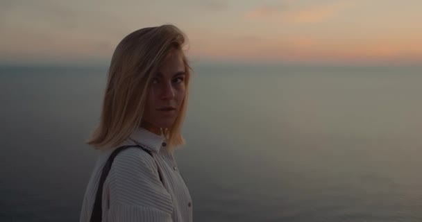 Close Portret Van Aantrekkelijke Blonde Vrouw Outdoor Zonsondergang — Stockvideo
