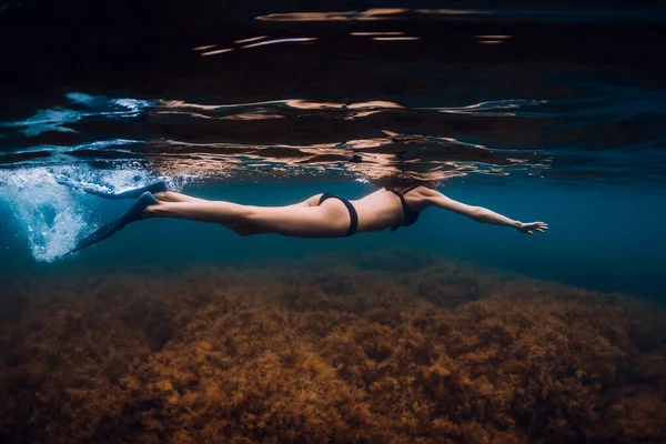 2021 Szeptember Anapa Oroszország Bikiniben Uszonnyal Búvárkodás Víz Alatt Tengerben — Stock Fotó