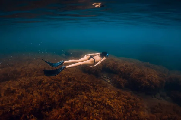 Septembre 2021 Anapa Russie Femme Plongeuse Bikini Avec Ailettes Glisse — Photo