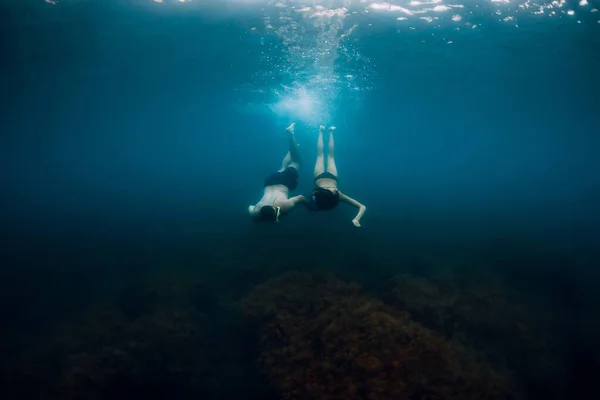 Setembro 2021 Anapa Rússia Feliz Casal Mergulhadores Subaquáticos Mar Azul — Fotografia de Stock