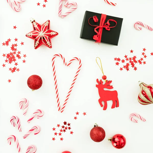 ギフトボックス キャンディーの杖と白のコンフェッティとクリスマスの組成物 フラットレイアウト トップビュー — ストック写真
