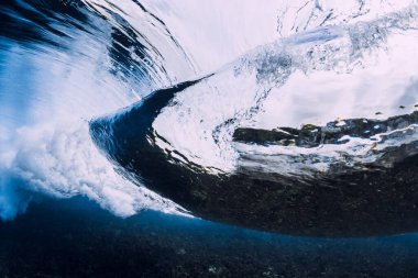 Şeffaf okyanus suyu ve su altında kırılan dalgalar