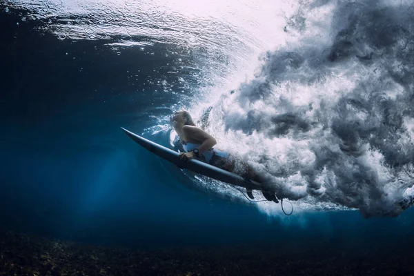 Surfer Vrouw Met Surfplank Eend Duik Onder Golf Oceaan — Stockfoto