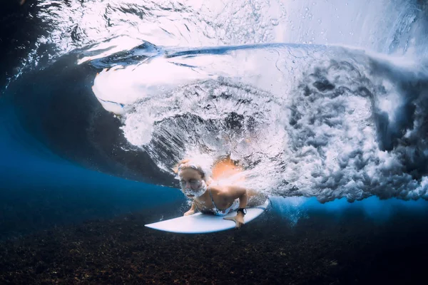 Vrouw Surfer Met Surfplank Eend Duik Onder Oceaan Golf — Stockfoto