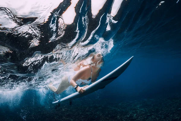 Surfer Vrouw Met Surfplank Duik Onder Golf Blauwe Oceaan — Stockfoto