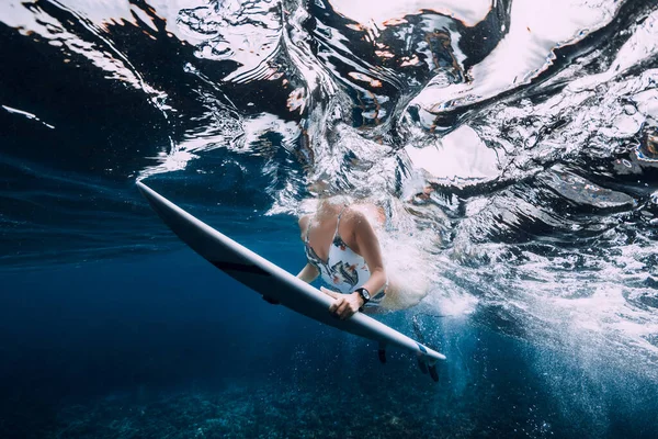 Surfer Vrouw Met Surfplank Maken Eend Duik Onder Oceaan Golf — Stockfoto