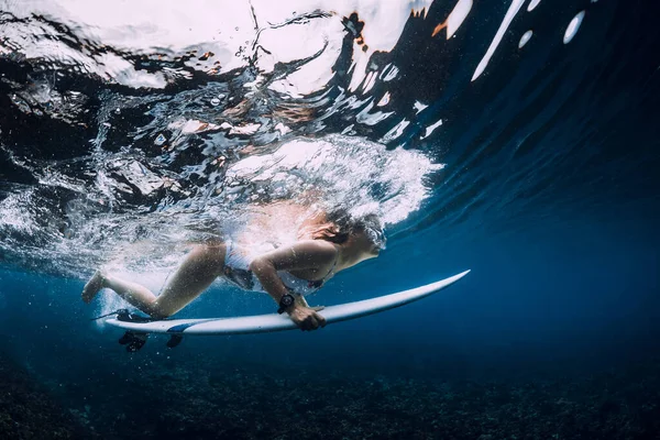 Surfista Com Prancha Mergulho Subaquático Com Onda Oceânica — Fotografia de Stock