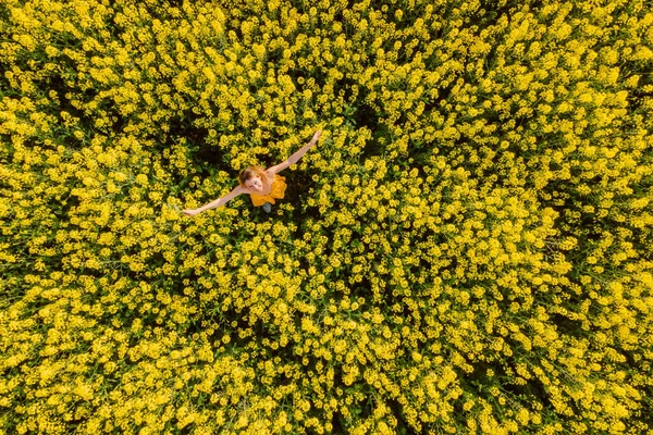 Kolza Tohumu Tarlasında Sarı Elbiseli Bir Kadın Parlak Sarı Çiçekler — Stok fotoğraf