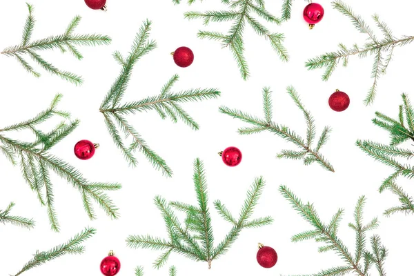 Noel, köknar dalları ve beyaz arka planda kırmızı süslemelerle dolu. Düz yatış, üst görünüm