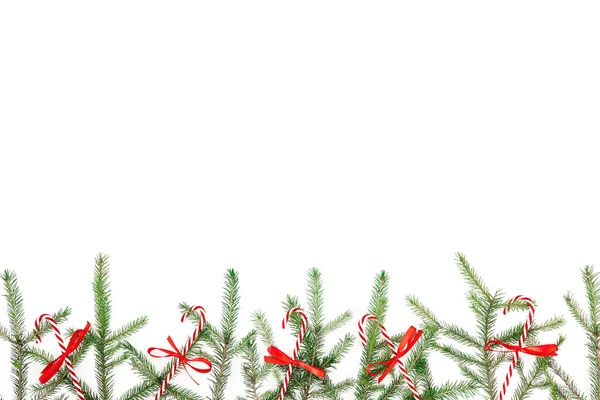 白い背景にモミの枝と赤の装飾が施されたクリスマスフレーム フラットレイアウト トップビュー — ストック写真