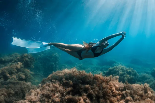 Freitaucher Mit Flossen Schwimmen Unter Wasser Blauen Meer — Stockfoto