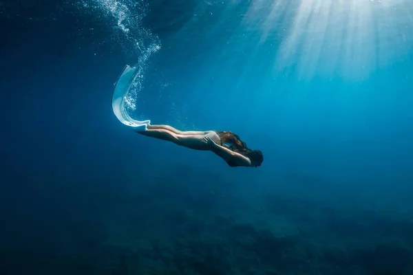 Freediver Žena Bikinách Ploutví Potápět Pod Vodou Hlubokém Modrém Oceánu — Stock fotografie