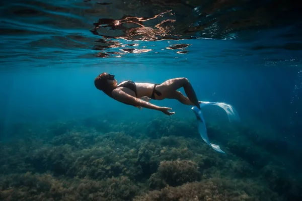 Freitaucherin Mit Flossen Gleitet Unter Wasser Und Oberfläche Tropischen Ozean — Stockfoto