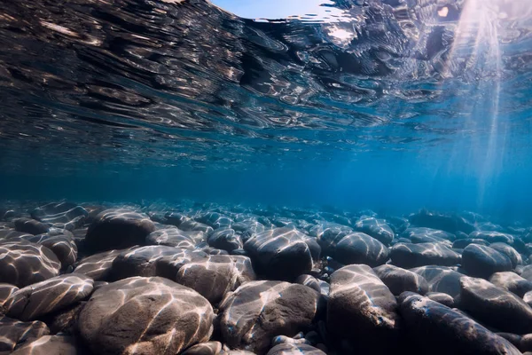 Вид Під Водою Каменями Знизу Сонячні Промені Відображення Морській Воді — стокове фото