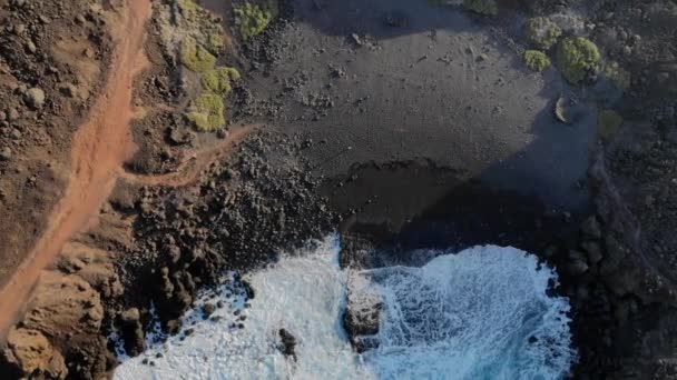 Vista Aérea Rocas Playa Olas Océano Atlántico Lanzarote Islas Canarias — Vídeo de stock