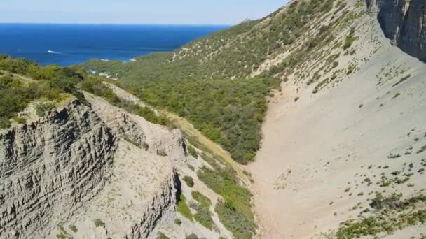 Aerial View Canyon Trees Cliffs Blue Sea Sunny Day Anapa — Vídeo de Stock
