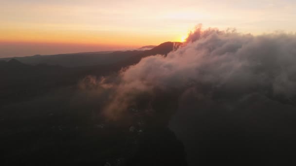 Warme Zonsopgang Met Wolken Bergen Bali Luchtzicht — Stockvideo