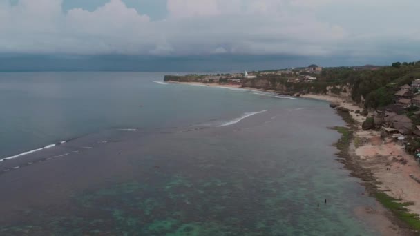 Letecký Pohled Pobřeží Oceánu Oblačnou Oblohou Plážemi Bukitu Bali — Stock video