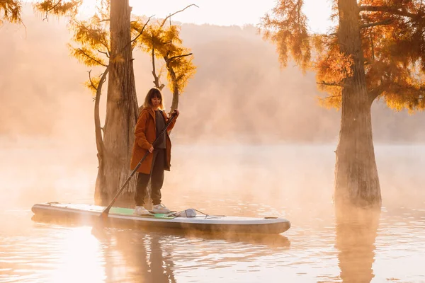 Woman Floating Paddle Board Lake Morning Fog Taxodium Distichum Trees — Fotografia de Stock